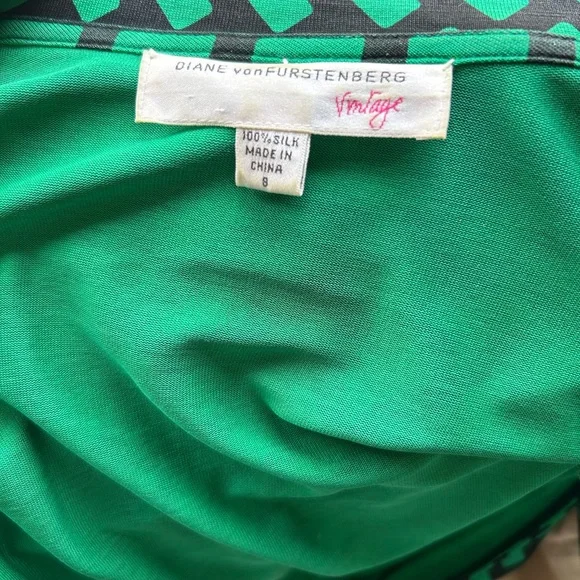 Diane Von Furstenberg Vintage Jeanne Silk Wrap Dress, Size 8 - Picture 3 of 5